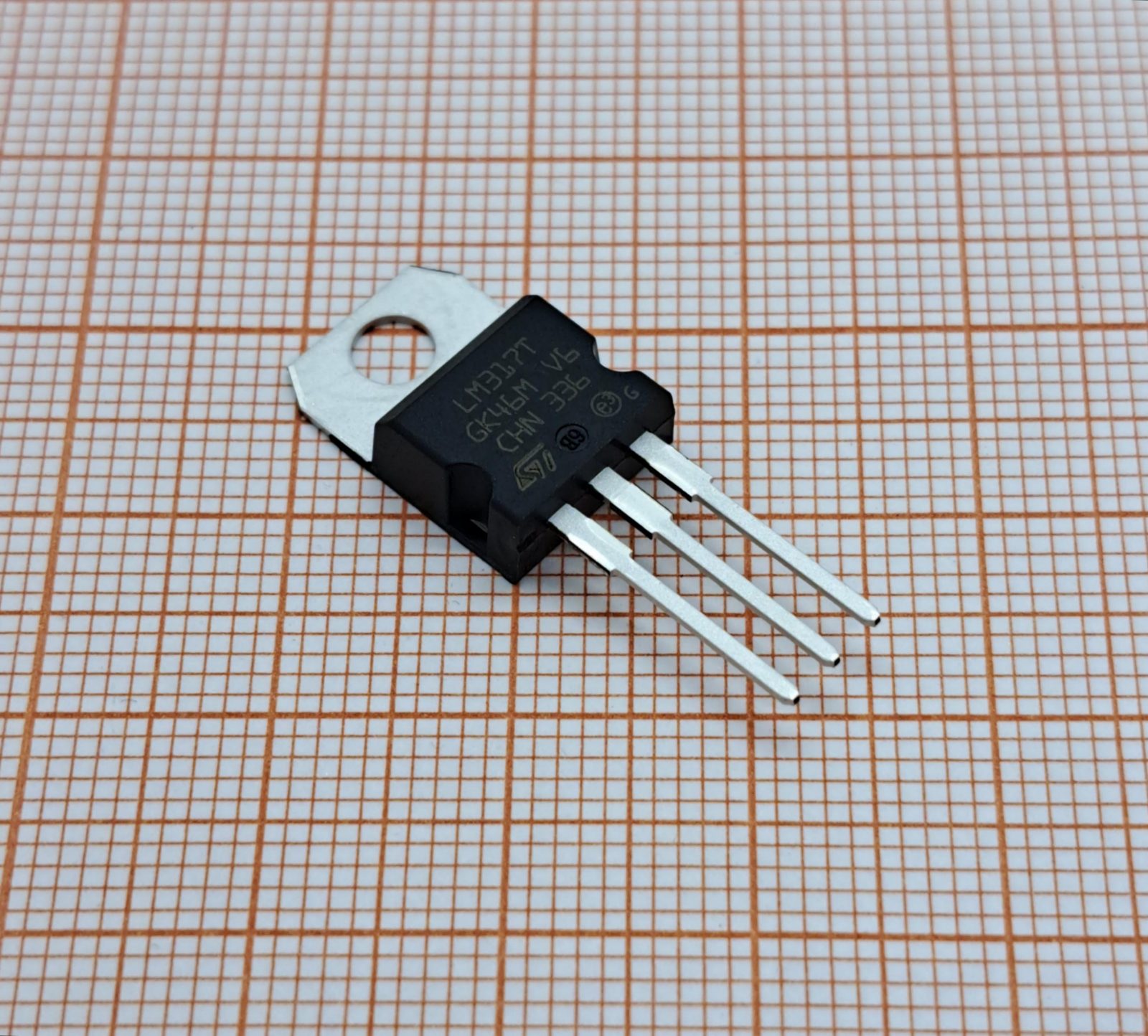 Стабилизатор напряжения LM317T STMicroelectronics Стабилизатор напряжения LM317T STMicroelectronics